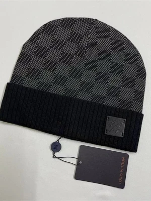 Svart lv mössa  - Som ny 