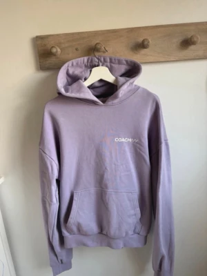 Ny, syrenlila hoodie från Coach Ivy i stl S - Denna snygga sweatshirt är lite oversized, den är i en kanonkvalitet.