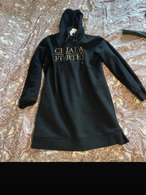 Lång hoodie chiara forth milano - Väldigt fin, lång och passar super bra med jeans. Oanvänd då jag har 2 likadana. Denna är i storlek L men funkar absolut på någon med storlek M. 