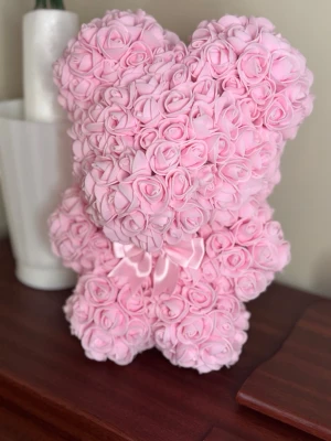 Rosa nallebjörn av konstrosor. Rosbjörn - Supergullig nallebjörn handgjord av massor av små rosa konstrosor, perfekt som present eller dekoration. Den har en söt rosett i satin runt midjan och är riktigt fluffig och unik i formen. Passar dig som gillar inredning och kreativa detaljer i rummet. Perfekt som present 