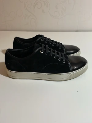 Lanvin Dbb1 Patent cap toe Sneaker svart - Tjena! Just nu har vi ett par Lanvins Dbb1 cap toe Svart.  Skick på skorna är mycket bra då dom inte har använts länge. Size: EU44 / UK10 (men passar 45) original pris 5000 SEK / 450£. Pris kan diskuteras