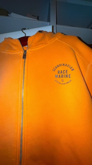 Race marine zip hoodie - Säljer en race marine zip hoodie i storlek XL. Färgen är riktigt stark och så snygg! Super skön men tyvärr för stor för min sambo! 120 kr plus frakt ❤️
