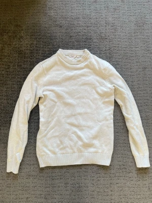 Dobber stickad tröja - Säljer denna feta stickade tröja från dobber, det är extremt bra skick och storleken är S!