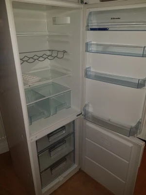 Electrolux kyl/frys combo oanvänd - Bilderna visar ett kylskåp/frys från Electrolux som är helt oanvänd men säljes pga en mycket liten kosmetisk buckla som ej syns när de är monterade och installerade. Nypris:8000:- mitt pris: 1700:-        Finns att hämta på olofsgatan i Bandhagen och nr för intressenter är: 070-028 94 67 glad fortsättning!