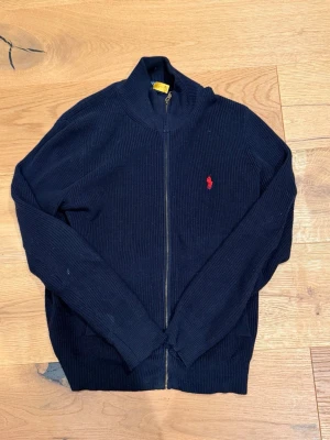 Ralph Lauren fullzip  - Fint skick 8.5/10) Perfekt till din outfit!