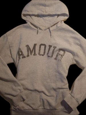 Hoodie - Grå hoodie🤍köpt från Gina Tricot med texten amour på framsidan och en stjärna på baksidan⭐