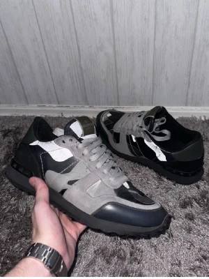 Valentino Rockrunner sneakers  - Säljer ett par Valentino Rockrunner sneakers i grå-svart färg, skorna har bra skick och i storlek 40, startpris är 1750 men kan diskuteras, INGA BYTEN‼️
