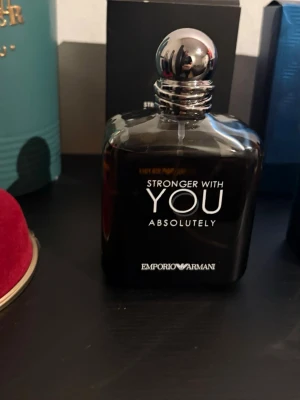 Stronger With You Absolutely parfym - Upptäck Emporio Armani Stronger With You Absolutely – en modern och självsäker parfym i elegant flaska. Perfekt för dig som vill sticka ut och göra intryck. Snygg design som passar in i varje samling.flaskan rymmer 100 ml är ca 95 ml kvar i den.