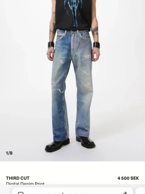 Our legacy jeans  - Our Legacy Third Cut jeans med en unik och distinkt design. Byxorna har en avslappnad passform och en rak benmodell.  Som nya, aldrig använda!  Storlek 29, passar mig som är 175cm lång, 75kg.  Nypris 4500kr!   Hälsningar//  Ludvig