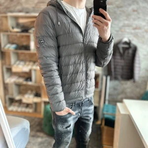 Ralph lauren jacka - Bra skick, fler små lagningar därav priset! Storlek L sitter som  L/M och passar dig som är mellan 180-190cm ungefär. Nypris ca 2500kr. Modellen är 185 cm, 75kg. Passar bra nu till våren! Skriv för mer information!🤝