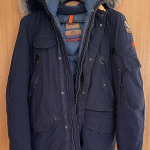 Parajumpers Parajumper Para Jumpers Para Jumper PJS Parkas Parka Vinter Jacka Jacket - Hej!  Säljer en äkta Parajumpers Masterlight Series vinterjacka.  Mycket fint skick  Storlek Medium M  Mörkblå Navy färg   Insydd QR Certilogo-kod
