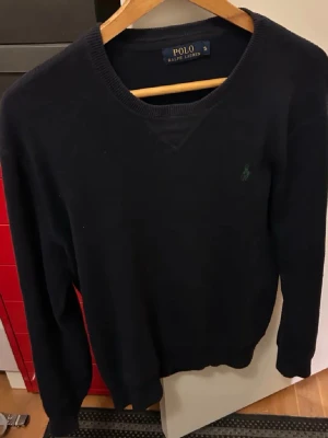  Stickad tröja Ralph Lauren - Mörkblå stickad tröja från Polo Ralph Lauren i storlek S. Perfekt till lager på lager under höst och vinter. Väldigt bra skick, passar S/M. 😊