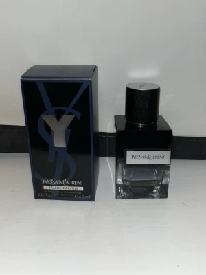 Yves Saint Laurent herrparfym - Stilren parfym från Yves Saint Laurent. Perfekt för dig som vill ha en ikonisk doft på hyllan. Volym och ingredienser syns ej på bilderna. Mycket kvar i den. Nås på Snapchat: Alexander.skane