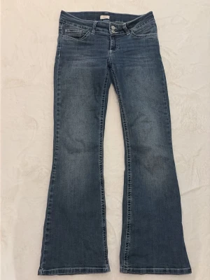 Jeans från Nelly  - Blåa jeans från Nelly, väldigt fint skick och inga defekter.