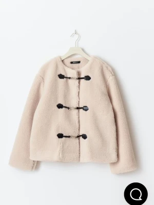 Beige teddyjacka med knäppning - Supermjuk och fluffig beige teddyjacka från Gina tricot, knappt använt, storlek xl men passar l också, pris kan diskuteras 