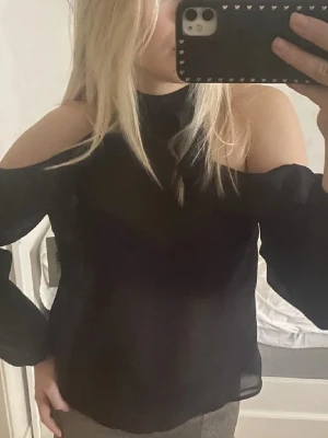 Blus med öppna axlar - Säljer denna söta mesh blusen från Gina tricot i storlek 34