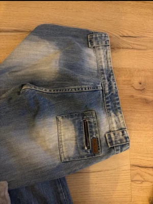 Blå jeans med as snygga fickor  - Säljer dessa jätte coola jeans då de inte passar mig, de har as snygga fickor men gylfen krånglar lite dock.                                                                           Midja:36 cm                                                                     Innerbenslängd:81 cm
