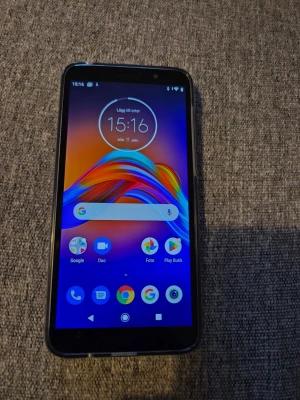 Motorola Moto E6 Play - Motorola Moto E6 Play i gott skick, komplett med originalkartong, laddare och USB-kabel. Telefonen har en 5,5-tums skärm och kör Android. Några mindre repor och fingeravtryck syns på baksidan, men fungerar utmärkt. Perfekt som reservtelefon eller för vardagsbruk.
