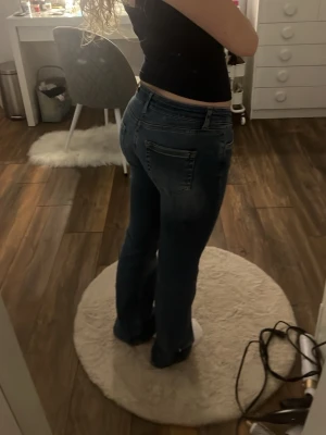 Blå bootcut jeans från Only - Säljer ett par snygga blå jeans från Only med klassisk bootcut-passform. Jeansen har låg midja gjorda i mjukt denim-material. Storlek 32-Xs 