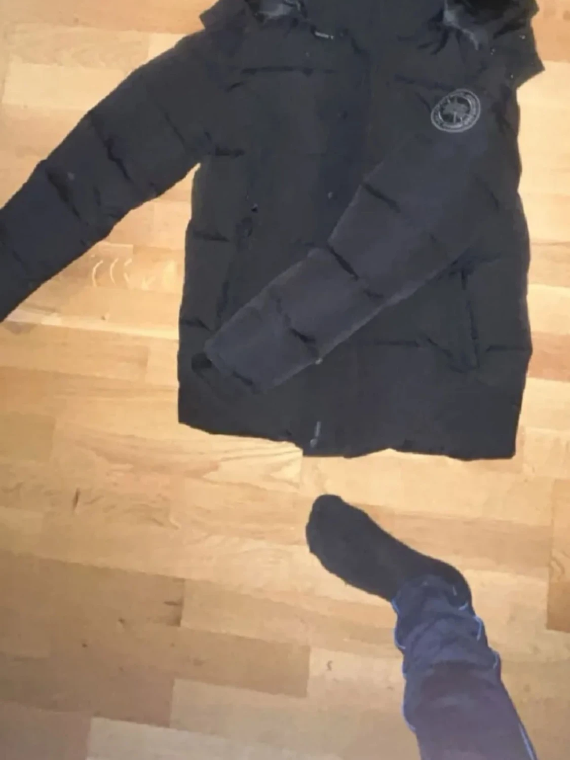 Svart pufferjacka med huva - 1