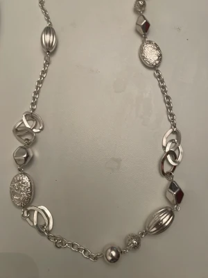 Silver halsband -  halsband i silverfärgad metall med olika former.