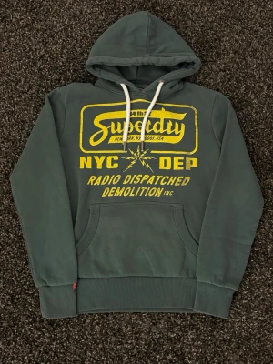 Superdry hoodie-sällsynt  - Säljer nu denna sjukt eftertraktade Hollister hoodie. Mycket fin hoodie i skick 8/10. Väldigt populär modell och perfekt för säsongen.  • Perfekt till kyligare dagar • Skön passform, lätt att styla • Vintage / Y2K-inspirerad – sällsynt och eftertraktad • Passar både vardag och layering  📏 Storlek: xs 📦 Skickas omgående 💬 Pris kan diskuteras vid snabb och smidig affär 