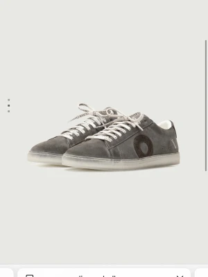 Oliver Cabell Low 1 Decon – helt nya - Säljer ett par Oliver Cabell Low 1 i färgen Decon, helt nya och oanvända. Storlek 44. Köpta som present till min pojkvän men han fick ett annat par.   Originalskick, endast öppnade för att titta på. Nypris ca 2 400 kr + tull/avgifter ca 500 kr (totalt ~2 900 kr om man beställer själv).  Säljs pga krånglig internationell retur. Köparen sparar både pengar, väntetid och tullkrångel.  Pris: 2 200 kr – öppen för seriösa bud. Möts upp i Göteborg eller skickas mot frakt 📦