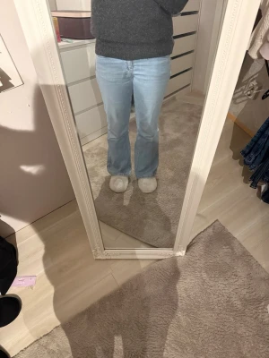 Ljusblå bootcut jeans från gina young  - Säljer ett par ljusblå jeans med bootcut passform. Klassisk femficksmodell med dragkedja och knapp. Jeansen har en skön midja. 