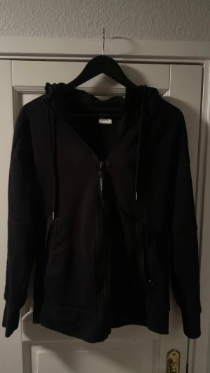 C.P Company zip hoodie - En riktigt snygg c.p company zip hoodie som passar alla stilar, stilren och passar till det mesta, unik hoodie som inte många har! Knappt använd, för mer frågor osv är det bara att skriva, mer plagg finns i profilen, pris är ej satt i sten! Mvh