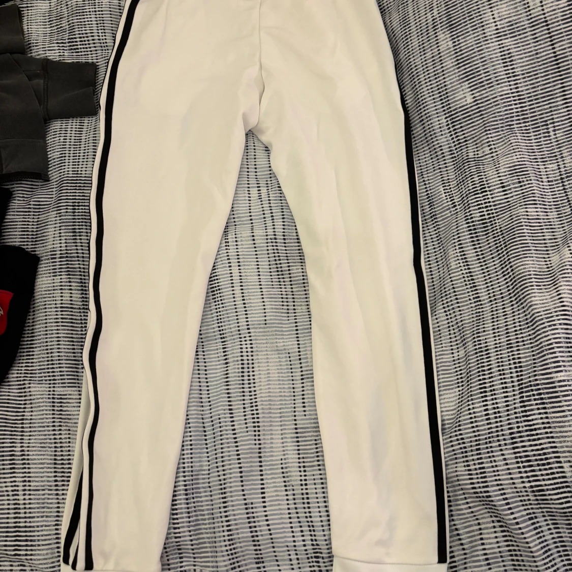 Vita träningsbyxor med svarta ränder - 90