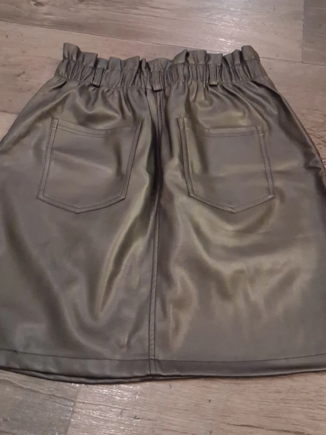 Svart kortkjol i skinn från Noisy May - 3