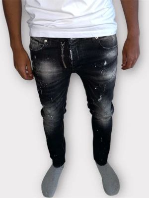 Dsquared2 Jeans strl 42 Svart - Helt nya. Fin replika med hög kvalitet. Storlek: EU|42 Pris: 1299kr. Först till kvarn. Skickas direkt inom 24h