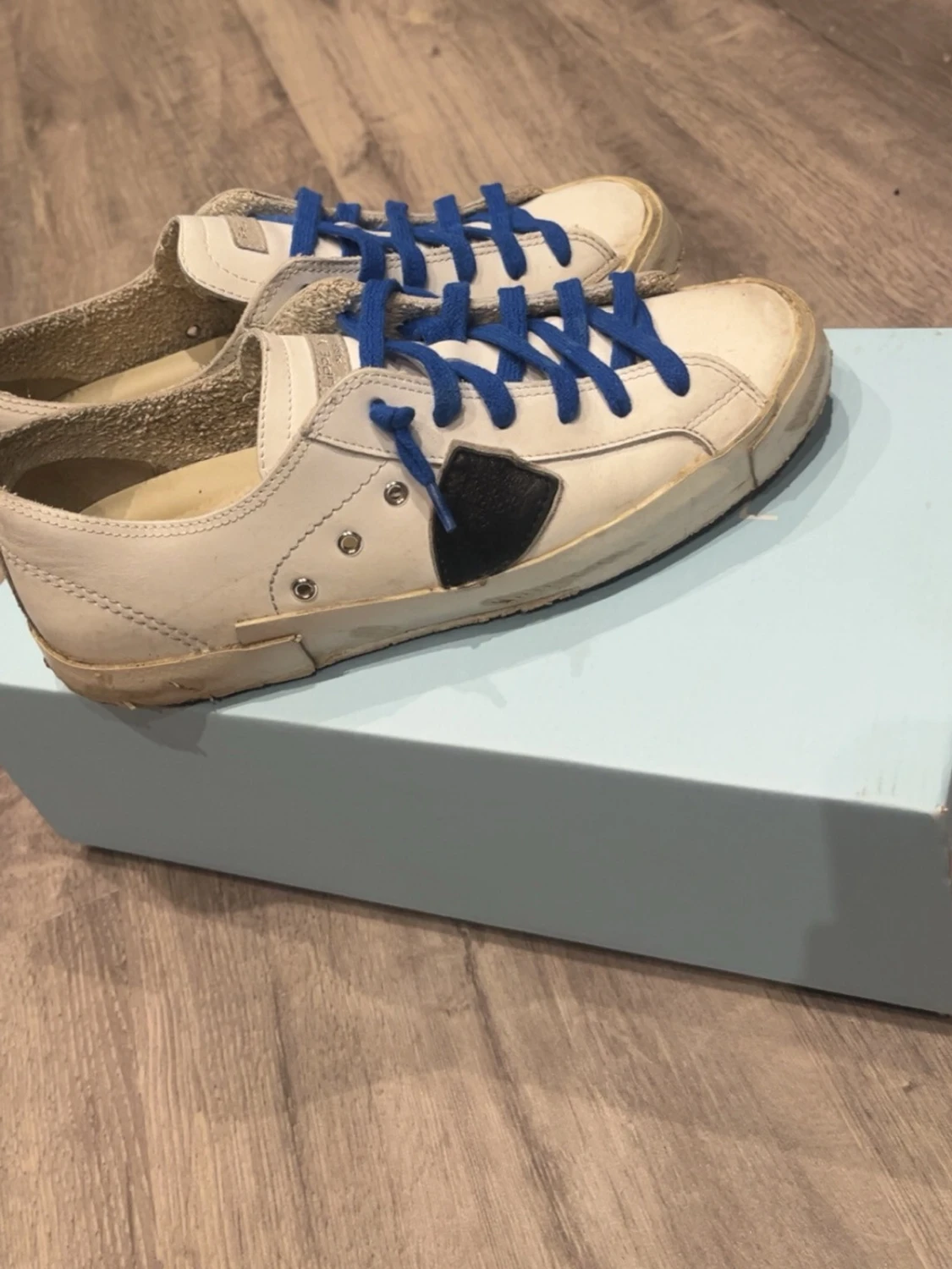 Philippe Model vita sneakers med blå snören - 1