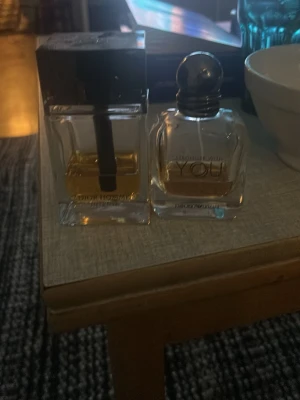 Två populära herrparfymer - Dior Homme Intense och Emporio Armani Stronger With You är två stilrena herrparfymer med modern design. Perfekt för dig som vill ha en klassisk och trendig doft i samlingen.