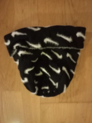 Svart/vit Nike mössa - Säljer en fluffig pälsväst i svart och vitt med ett coolt abstrakt mönster. Västen är gjord i mjuk fuskpäls och har en oversized look. Perfekt för dig som vill sticka ut och hålla dig varm under höst och vinter.