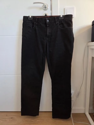 Alberto Svarta Jeans - Ett par svarta Alberto jeans med en regular slim passform. Byxorna har fickor fram och bak. Storlek: W 33 L 32