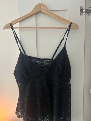 Svart spetslinne från Gina Tricot - Svart spetslinne i L.Använt 1 gång.Linnet är genomskinlig nertill och har en ”flowy” passform 