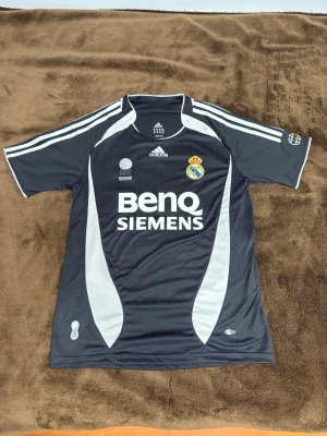 Real Madrid retro tröja  - Säljer en realmadrid retor tröja jätte snygg en av mina favorit tröjor men Tyvär fick jag den för liten storlek så den passar inte mig aldrig använd tyvärr
