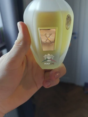 Xerjoff Naxos 100ml Lyxig Parfym - Exklusiv Xerjoff Naxos parfym i elegant förpackning. Flaskan rymmer 100 ml och utstrålar premiumkänsla. Perfekt för dig som vill sticka ut med stil och lyx i vardagen.