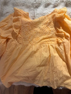 En somrig tröja  - En väldigt sommrig tröja som är luftig med fina detaljer på sig 