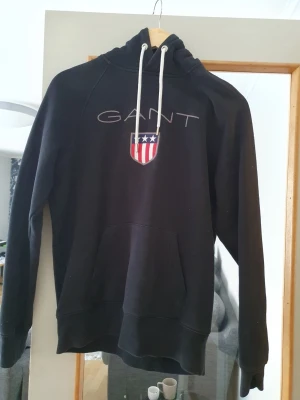 Snygg svart Gant hoodie - Väldigt fin hoodie, elegant och snygg. Storlek smal. Sparsamt anvädd. 