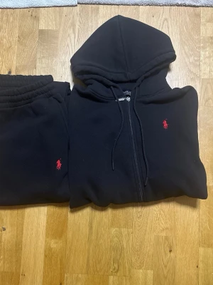 Ralph Lauren tarcksuit  - En snygg Ralph Lauren tracksuit använda några gånger men skicket är bra, perfekt för dig som vill vara stilig och varm under Vintern