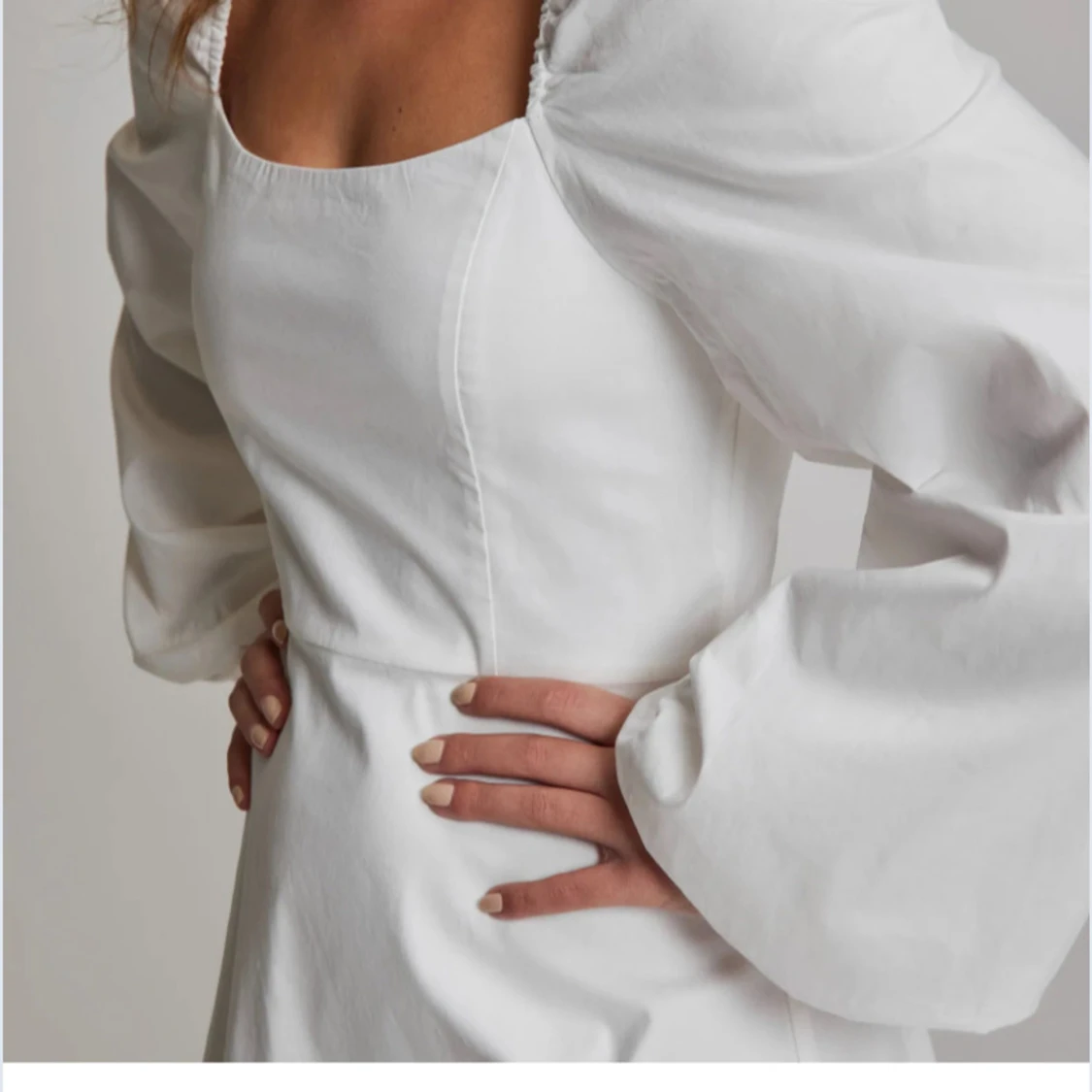 Vit klänning med långa ärmar - 1
