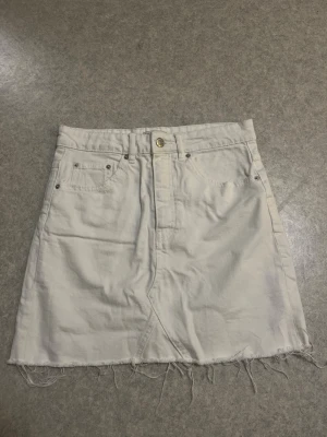 Vit jeanskjol  - Storlek S/M, i gott skick! Perfekt till sommaren 🫶Inga defekter!