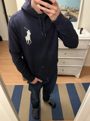 Big pony Ralph Lauren hoodie  - Mörkblå Ralph lauren hoodie i storlek M men passar även S. Fint skick hör även en 3a på ärmen och hör av dig gällande frågor 