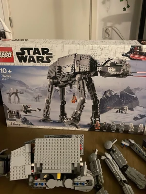 Säljer Lego starwars + random lego (stor låda) - Tja, säljer nu mitt lego då jag tröttnat och behöver pengar till annat. Det är ett set med Lego starwars At-At 75288. Det är inte helt ihopsatt men allt ska finnas som ni ser på bilderna, resterande bitar ska finnas i den större lådan. Alla minufigurer är också med. Saknar bara manualen tyvärr, finns såklart på legos hemsida att kika på! De random legot är allt ifrån brandbilar till random techic delar. Jag sätter ett pris på 2500kr så de är bara att skriva ifall du har ett bud eller frågor. 