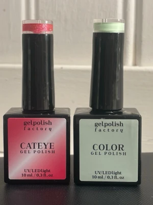 Gelpolish Factory gellack  - Köp 1 för 49kr och båda för 89kr. Två gelnagellack från Gelpolish Factory: 'Girl Math' är en skimrande röd/rosa Cat Eye Gel Polish som behöver en magnet för att få den coola effekten (den tillhör), och 'Matcha Soft Serve' är en ljusgrön Color Gel Polish. Båda flaskorna innehåller 10 ml och används med UV/LED-lampa för hållbar manikyr. Testade en gång! Nyskick och varsamt behandlade. 