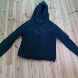 nike tech fleece svart gammal modell - svart nike tech fleece gammal modell med arm ficka inga defekter eller något trasigt 