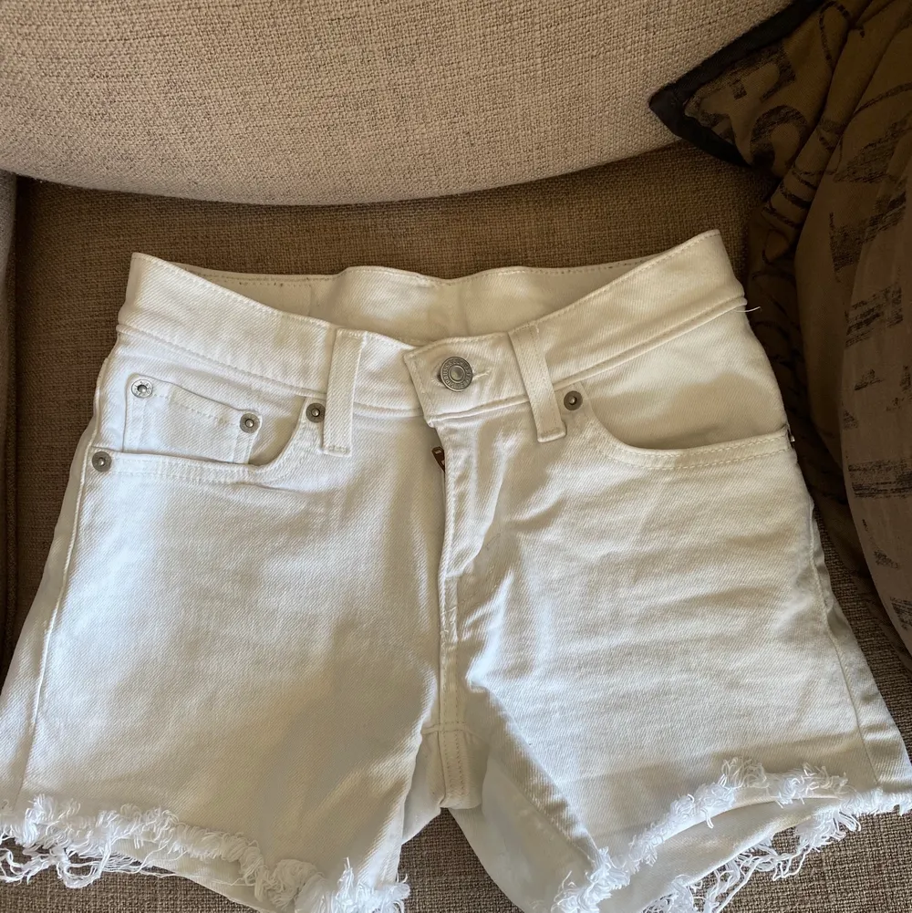 Säljer dessa trendiga Levis shorts!! Klar vita och har inga fläckar osv!! Skit snygga till sommaren! Kund står för frakt (storlek 24, vilket jag med S kan ha ). Shorts.