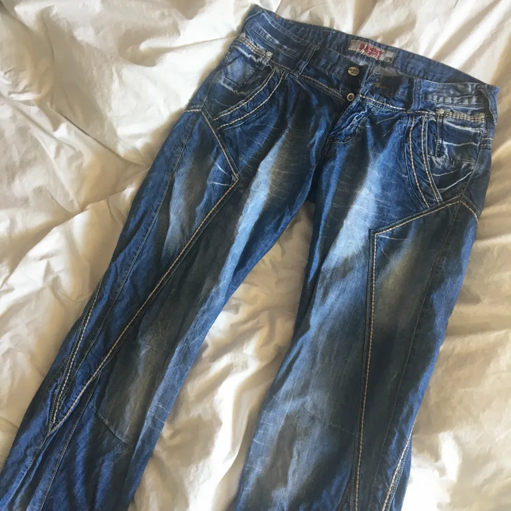 Feta jeans jag köpte för ett tag sen men aldrig kommit till användning. Storlek saknas men jag skulle gissa på M eller en stor M. Dem är i bra skick, inte trasiga eller något sånt:). Jeans & Byxor.